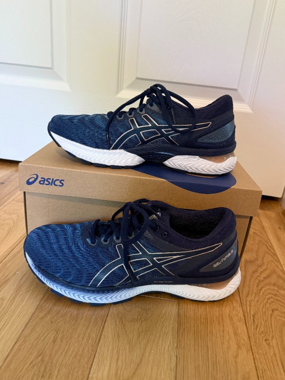 ASICS Gel Nimbus 22 Women's size 9.5 / Men's size 7.5  LIKE NEW